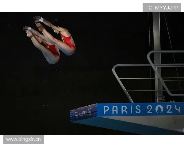 陈芋汐训练间穿得跟街头潮人，泳池边却突然变神秘冷面女王？