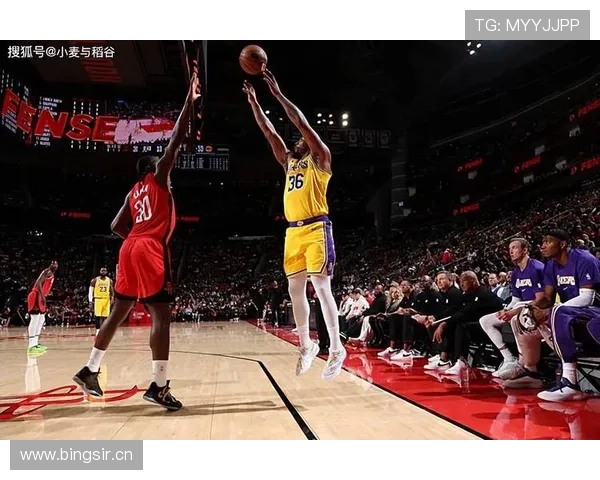 埃里克·戈登三分拉开空位，提升火箭关键时刻得分效率